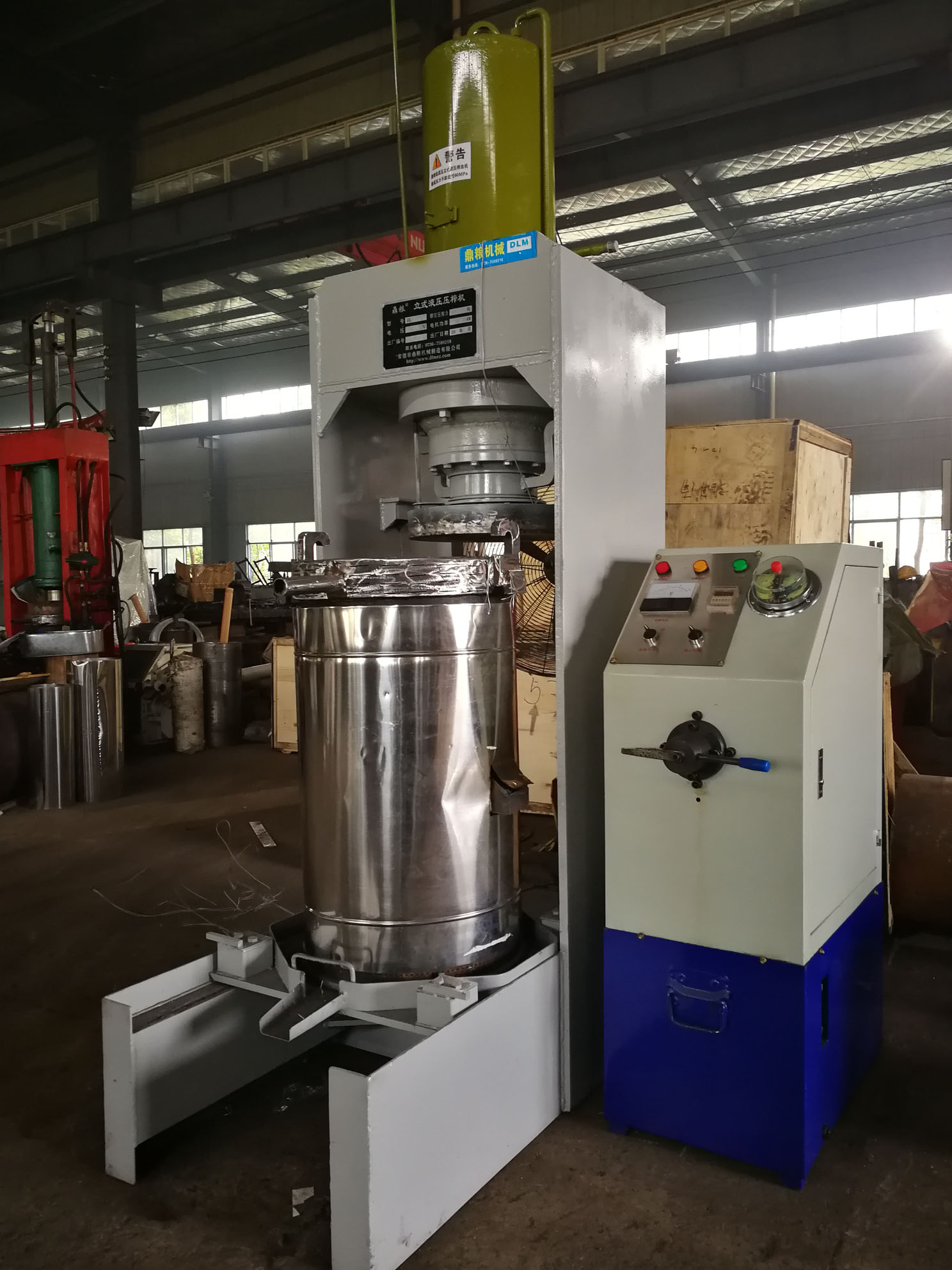 不銹鋼超高壓立式液壓壓榨機(jī)，果汁壓榨機(jī)，果渣壓榨機(jī)，藥材壓榨，油渣處理，白土壓榨